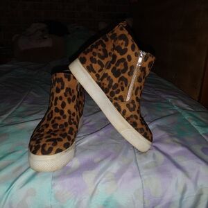 Time and tru leopard pumps